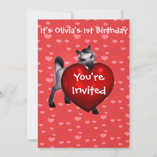 Niedliches weißes Pony mit Einladung zum Roten Her