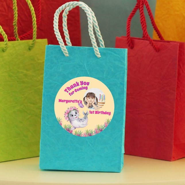 Niedliches Whimsisches Floral Sea Lion Girly Foto Runder Aufkleber (Von Creator hochgeladen)