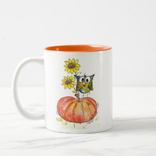 Niedliches Whimsisches Owl auf Pumpkin Zweifarbige Tasse