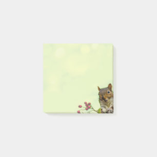 Niedliches wildes Eichhörnchen auf limettengrünen Post-it Klebezettel