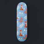 Niedliches Winter Orange Fox Gebirge Leaf Muster Skateboard<br><div class="desc">Dieses niedliche und moderne Muster ist perfekt für den Tierliebhaber. Es zeigt handgezeichnet, orange, weiß, creme und ziegelrote Illustrationen eines bezaubernden Fuchs, Blätter und schneebedeckten Wintergebirges auf himmelblauem Hintergrund. Es ist einzigartig, trendig, spielerisch und lustig! ***WICHTIGE HINWEIS FÜR DESIGN: Für individuelle Designanfragen, wie z.B. passende Produktanfragen, Farbänderungen, Platzierungsänderungen oder andere...</div>