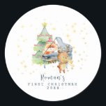 Niedliches Woodland Animals Baby's First Christmas Runder Aufkleber<br><div class="desc">Niedliches Baby's erste Weihnachtswaldtiere am Klavier mit Sternenhimmel im Hintergrund. Fügen Sie das phantastische Foto des Babys für das beste ewig bewahrte Urlaubsgeschenk hinzu.</div>
