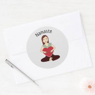 Niedliches Yoga Girl mit rotem Herzen Namaste Runder Aufkleber