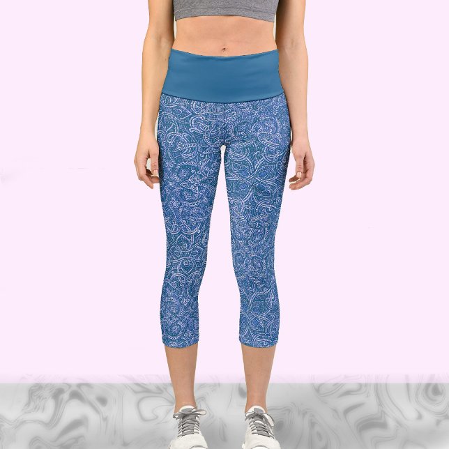 Niedliches Yoga-Training in Blau und Weiß Capri Leggings (Von Creator hochgeladen)