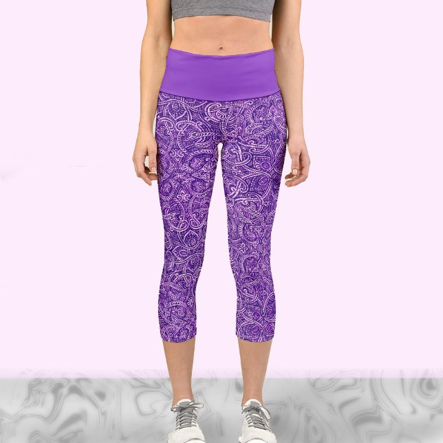 Niedliches Yoga-Workout in lila-weiß-trendigem Sti Capri Leggings (Von Creator hochgeladen)