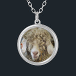 NIEDLICHES ZIEL VERSILBERTE KETTE<br><div class="desc">Ein lustiges fotografisches Design einer schönen angora Ziege.</div>