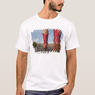 Niedrig-Winkel Ansicht der tragenden Cowboystiefel T-Shirt