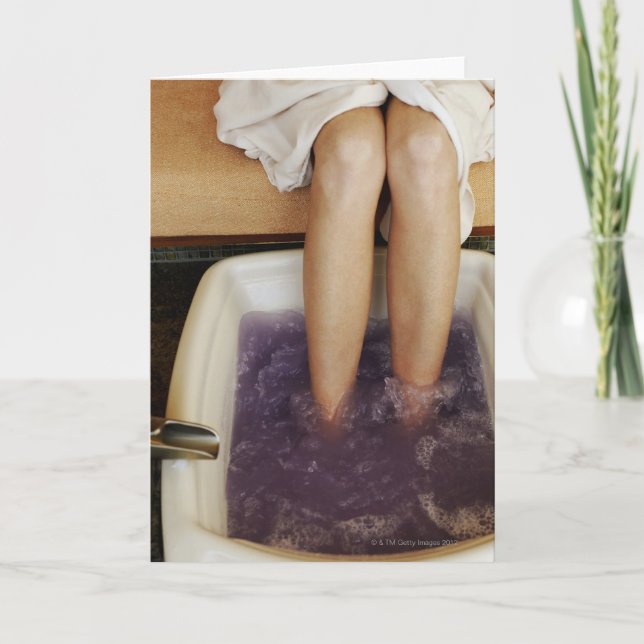 Niedrige Abschnittansicht einer Frau, die einen Karte (Vorderseite)