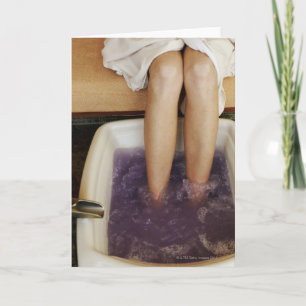 Niedrige Abschnittansicht einer Frau, die einen Karte