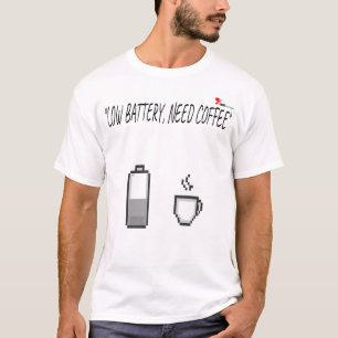 "Niedrige Batterie, Brauche Kaffee" T-Shirt