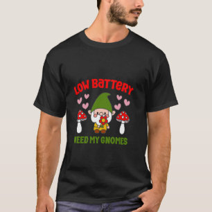 Niedrige Batterie braucht mehr Gnome Whimsical Gar T-Shirt
