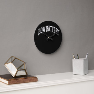 NIEDRIGE BATTERIE Verzerrtes Gothic-Text-Design Runde Wanduhr