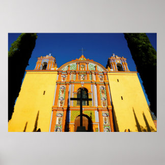 Niedrige Winkelansicht der gelben Verzierten Kirch Poster