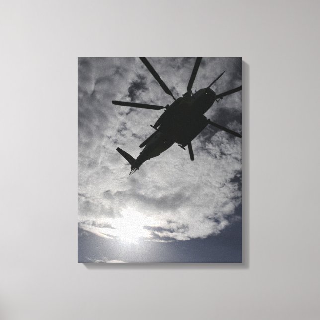 Niedrige Winkelansicht eines CH-53E Leinwanddruck (Vorderseite)