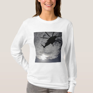 Niedrige Winkelansicht eines CH-53E T-Shirt