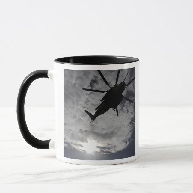 Niedrige Winkelansicht eines CH-53E Tasse (Links)