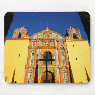 Niedrige Winkelsicht der gelben verzierten Kirche Mousepad