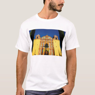 Niedrige Winkelsicht der gelben verzierten Kirche T-Shirt