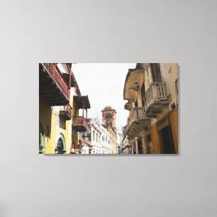 Niedrige Winkelsicht der Wohnungen entlang der Leinwanddruck