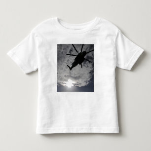 Niedrige Winkelsicht eines CH-53E Kleinkind T-shirt