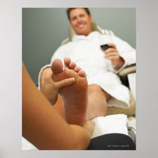 Niedriges Blickwinkel des Menschen bei Fußmassage Poster