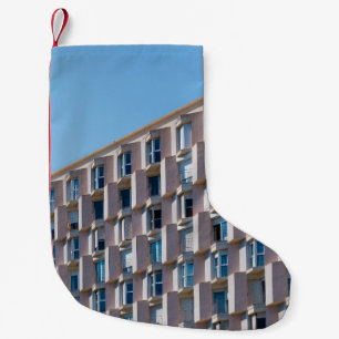 NIEDRIGES FOTO DES GRAUKONKRETEN GEBÄUDE KLEINER WEIHNACHTSSTRUMPF