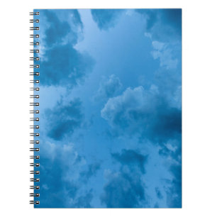 Niedrigwinkelaufnahme blauer Wolken Notizblock