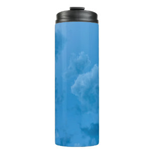 Niedrigwinkelaufnahme blauer Wolken Thermosbecher