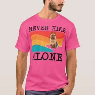 Niemals allein durch australische Terrier Grafik w T-Shirt