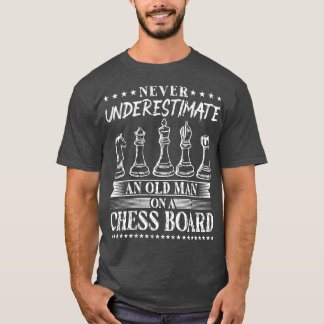 Niemals das Schach alter Menschen unterschätzen T-Shirt