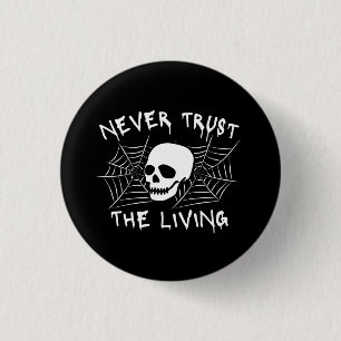 Niemals Dem Lebenden Halloween Vertrauen Button