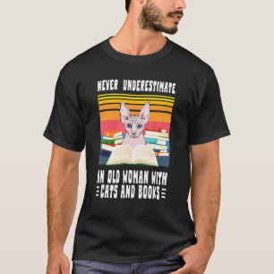 Niemals eine alte Frau mit Katzen und Büchern unte T-Shirt