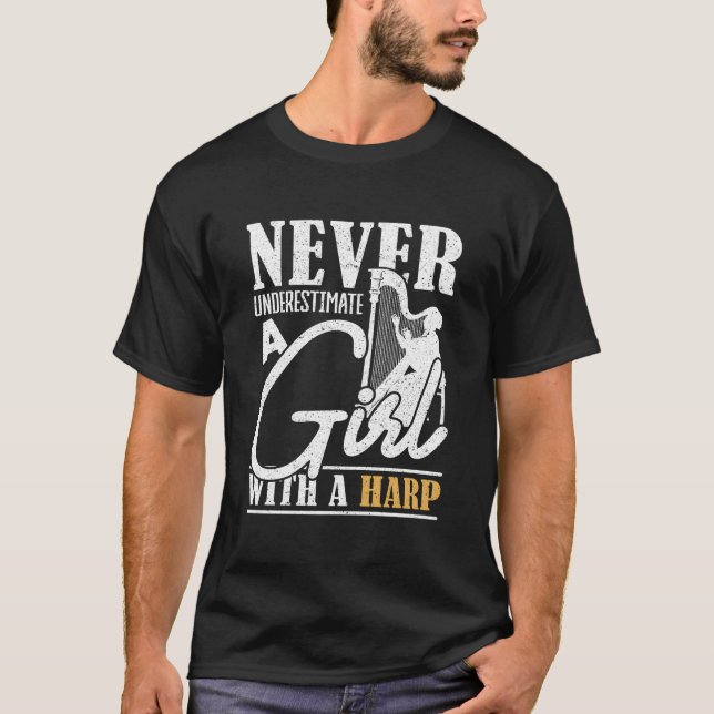 Niemals eine Person mit einer Harfe unterschätzen T-Shirt (Vorderseite)