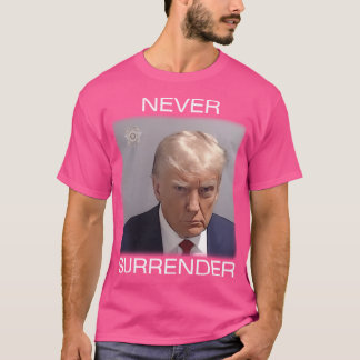 Niemals Kapitulation - Trump Mugshot (Weißer Text) T-Shirt