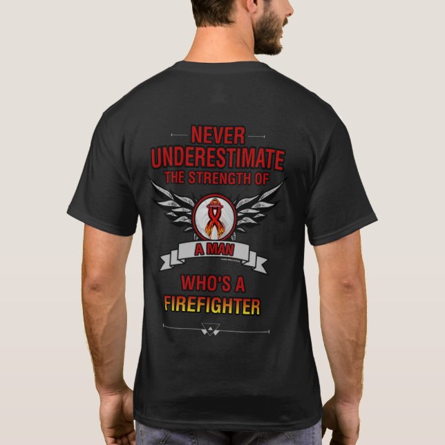 Niemals unterschätzen/Mann... Feuerwehrmann T-Shirt (Rückseite)