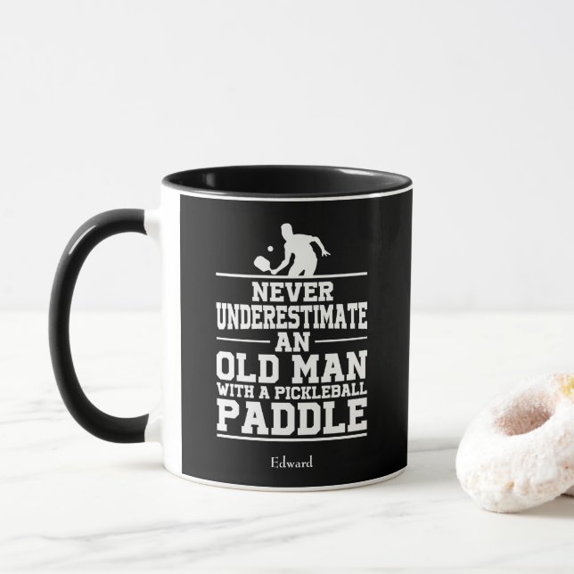 Niemals unterschätzen Old Man Funny Black Pickleba Tasse (Mit Donut)