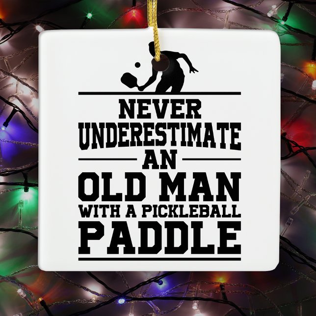 Niemals unterschätzen Old Man Pickleball Christmas Keramikornament (Von Creator hochgeladen)