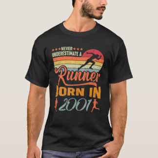 Niemals unterschätzter Läufer Geboren 2001 20. Geb T-Shirt