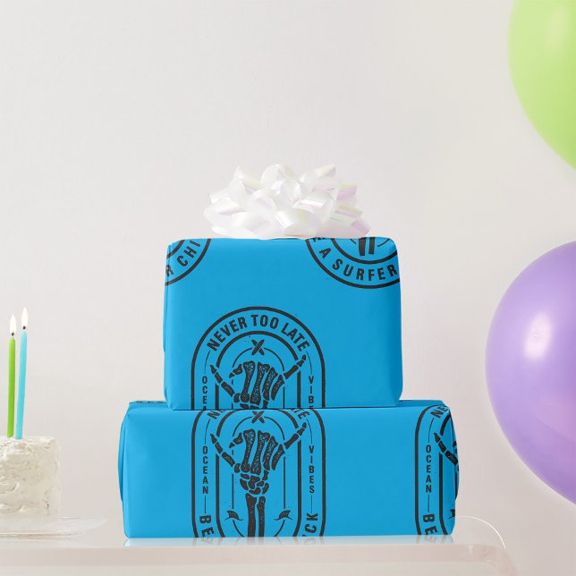 Niemals zu spät Skeleton Surfer Chick Ocean Vibes Geschenkpapier (Von Creator hochgeladen)