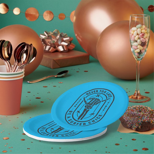 Niemals zu spät Skeleton Surfer Chick Ocean Vibes Pappteller (Von Creator hochgeladen)