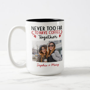 Niemals zu weit, um Kaffee zusammen Foto zu haben Zweifarbige Tasse
