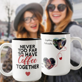 Niemals zu weit, um Kaffee zusammen Foto zu haben Zweifarbige Tasse