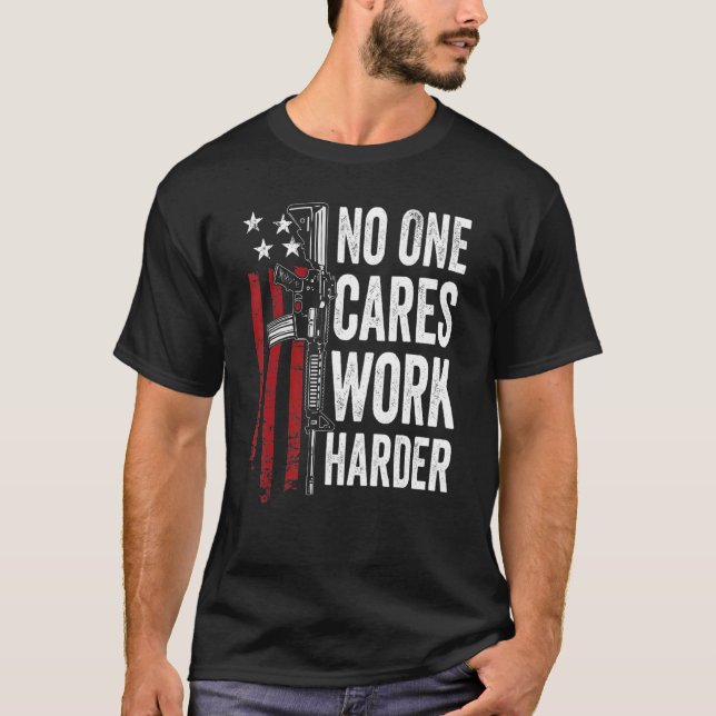 Niemand arbeitet härter Pro Gun Ar15 American Fl T-Shirt (Vorderseite)