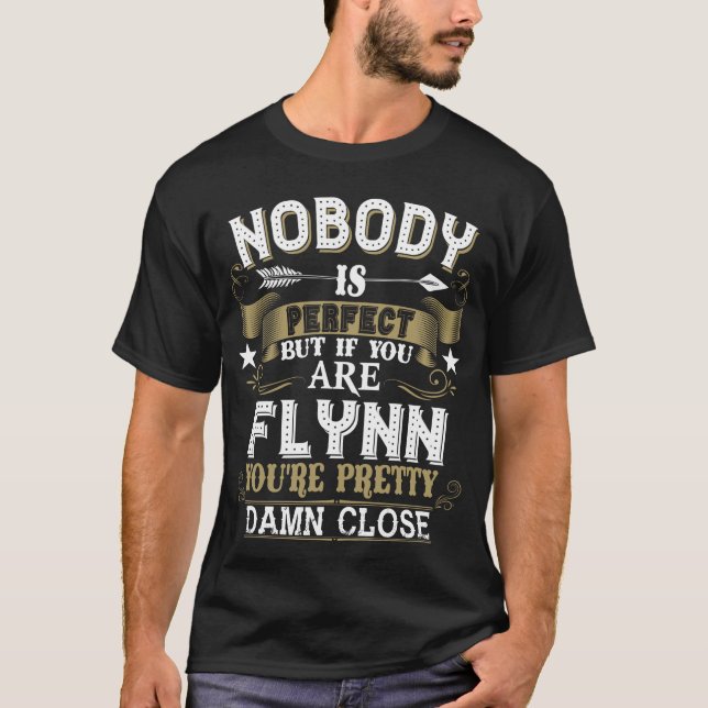 Niemand ist perfekt, aber du bist FLYNN Familienna T-Shirt (Vorderseite)
