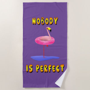Niemand ist perfekt - Flamingo mit Schwimmring Strandtuch