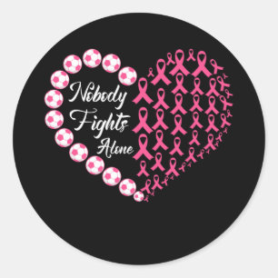 Niemand kämpft allein gegen rosa Fußball-Brustkr Runder Aufkleber