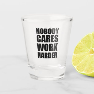 Niemand kümmert sich, arbeite härter Fitness Worko Schnapsglas