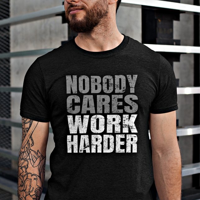 Niemand kümmert sich darum, härter motiviert zu ar T-Shirt (Motivate and inspire with this stylish T-shirt—remind yourself and others to keep moving forward!)