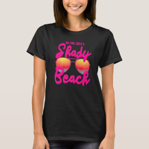 Niemand mag einen schattigen Strand und einen aben T-Shirt