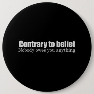 Niemand schuldet Ihnen allem T - Shirt Button